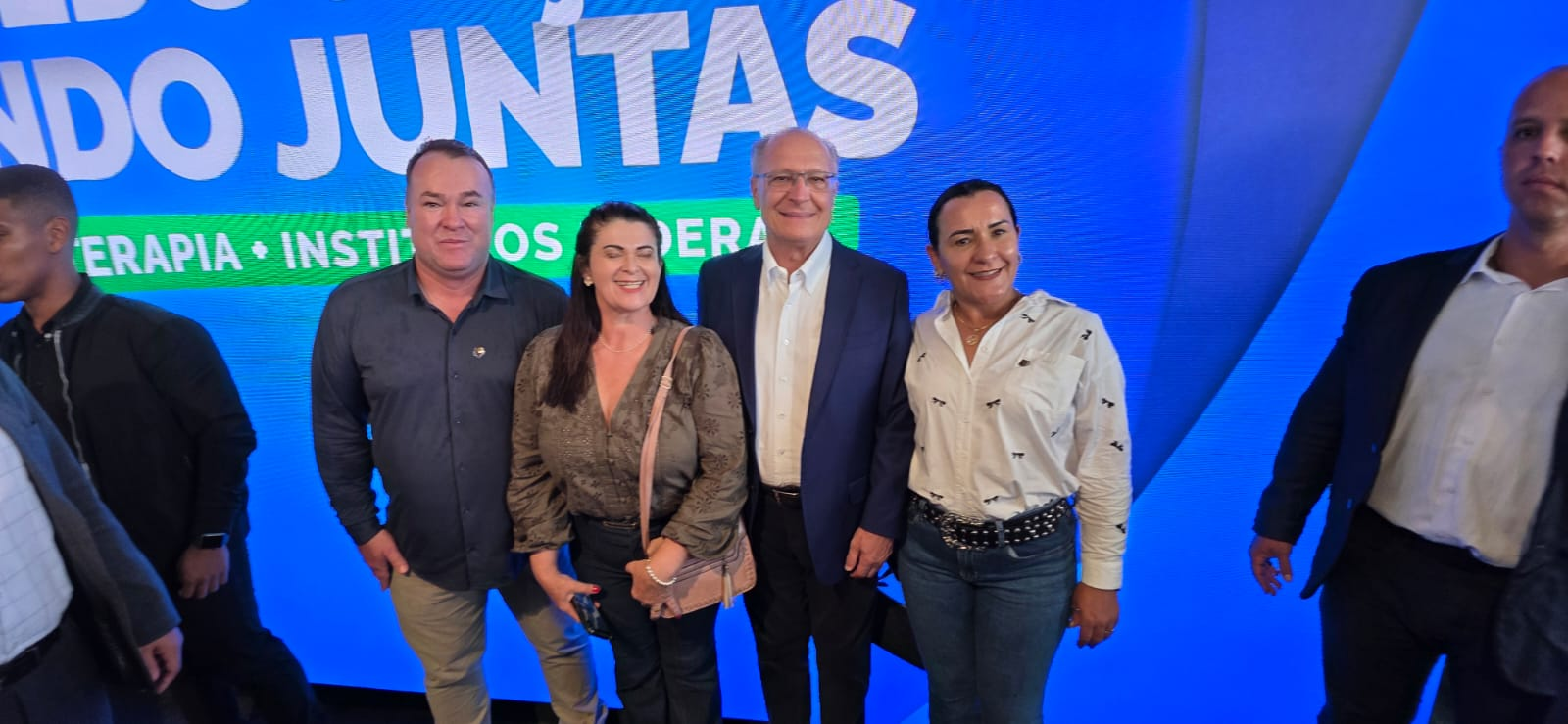 Comitiva em evento institucional com autoridades estaduais