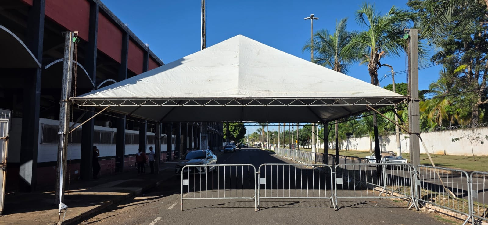 Cobertura externa de acesso ao evento