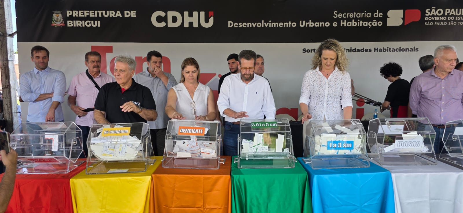 Autoridades durante sorteio CDHU — Prefeitura de Birigui