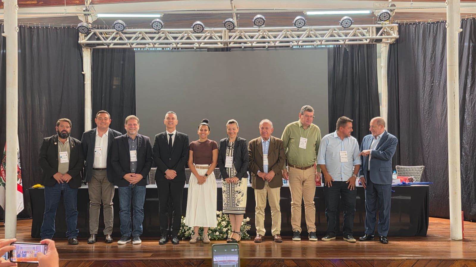 Registro oficial com autoridades e convidados no palco