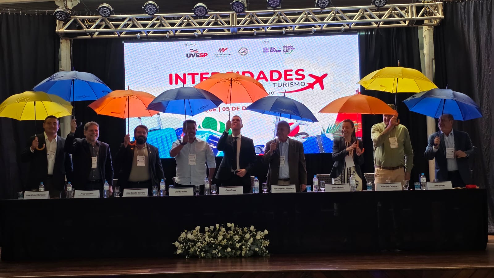 Autoridades no palco durante abertura institucional