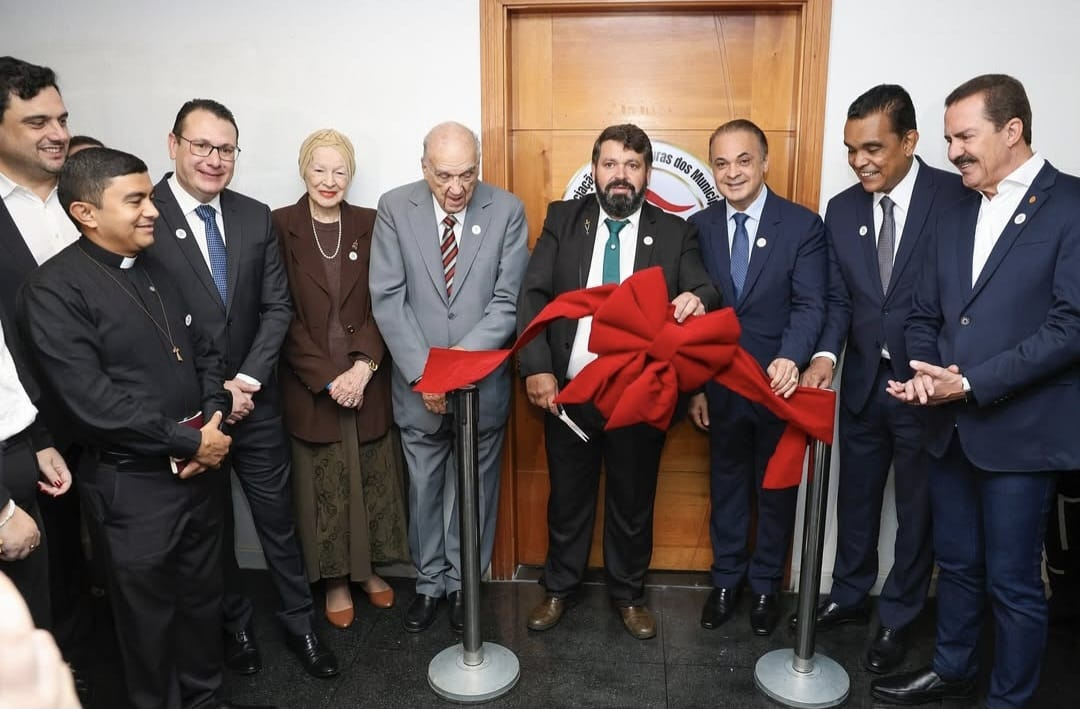 Cerimônia de inauguração com corte de fita