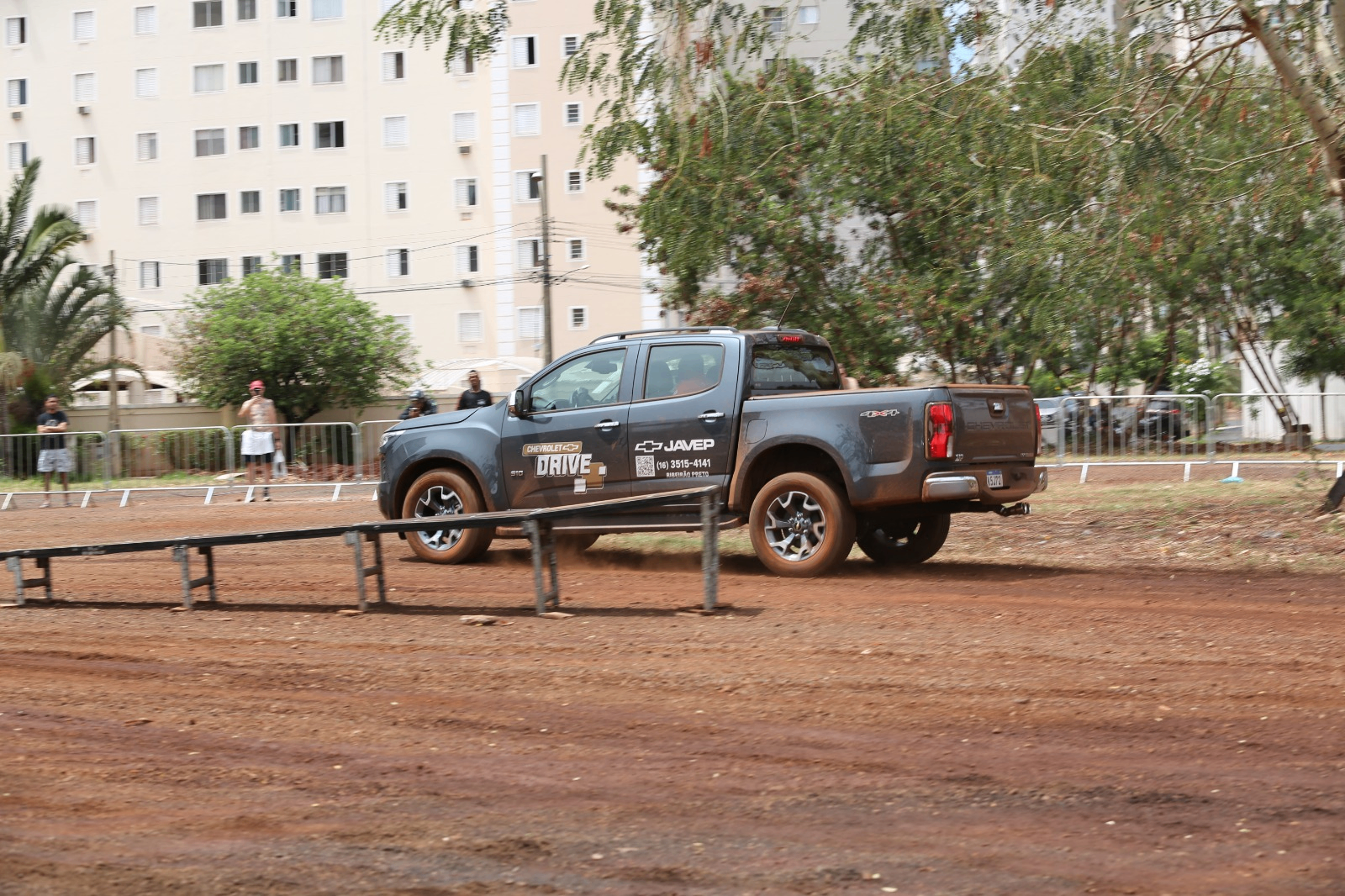 Test drive Chevrolet Drive — pick-up em pista de terra