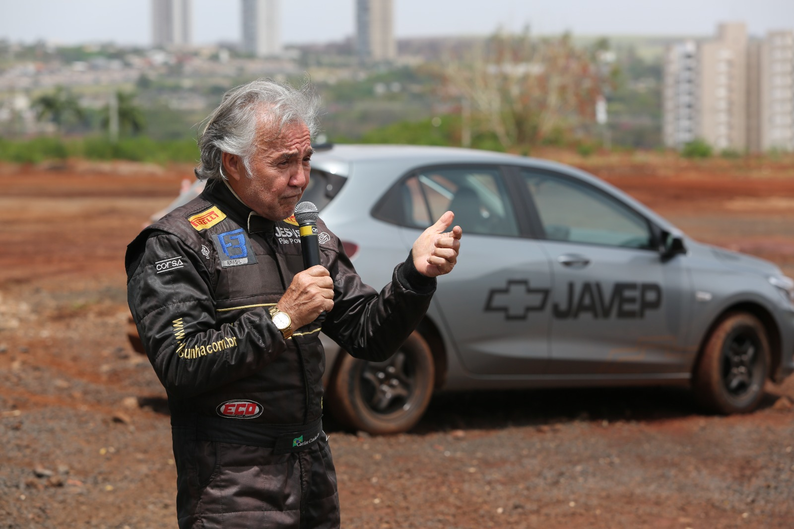 Piloto profissional comandando o test drive JAVEP