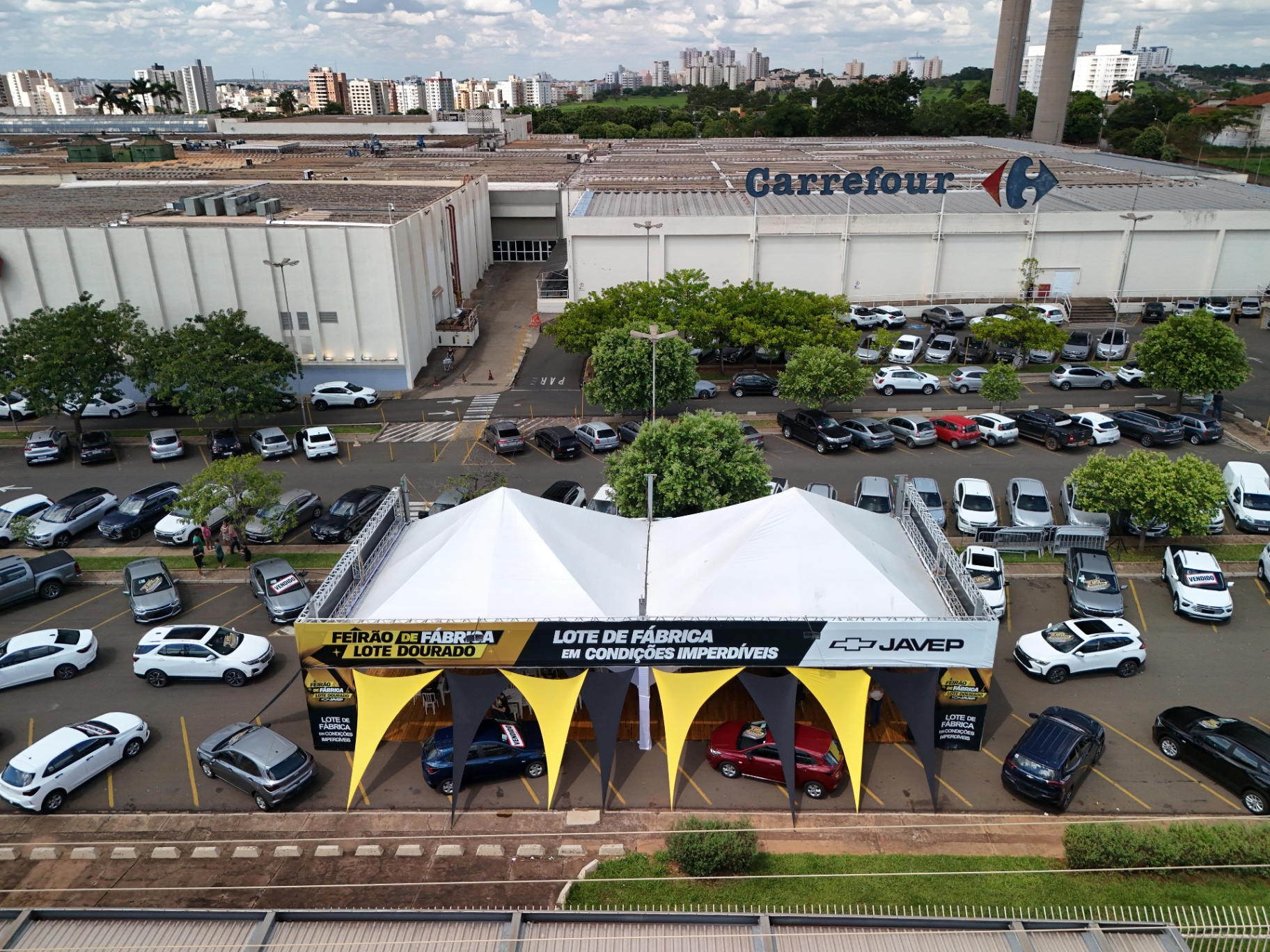Vista aérea do Feirão de Fábrica Lote Dourado JAVEP Chevrolet