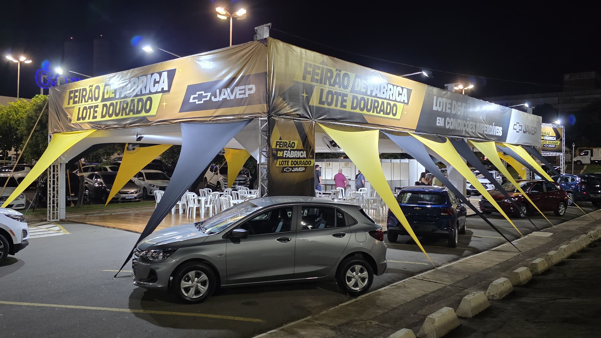 Estrutura do Feirão de Fábrica iluminada à noite